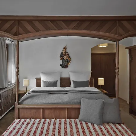 Отель Goldener Greif 4*