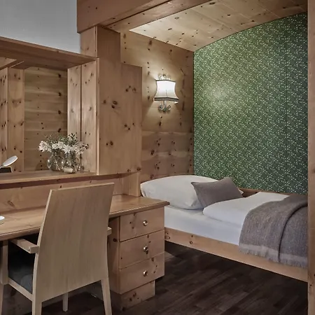 Goldener Greif Szálloda 4*